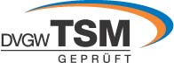 Das Bild zeigt ein Logo mit dem Text "DVGW TSM GEPRÜFT" und einem bogenförmigen Farbverlauf in Blau und Orange darüber.