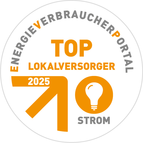 Das Bild zeigt ein Siegel mit der Aufschrift "Energieverbraucherportal Top Lokalversorger 2025 Strom" und einem Glühbirnensymbol.