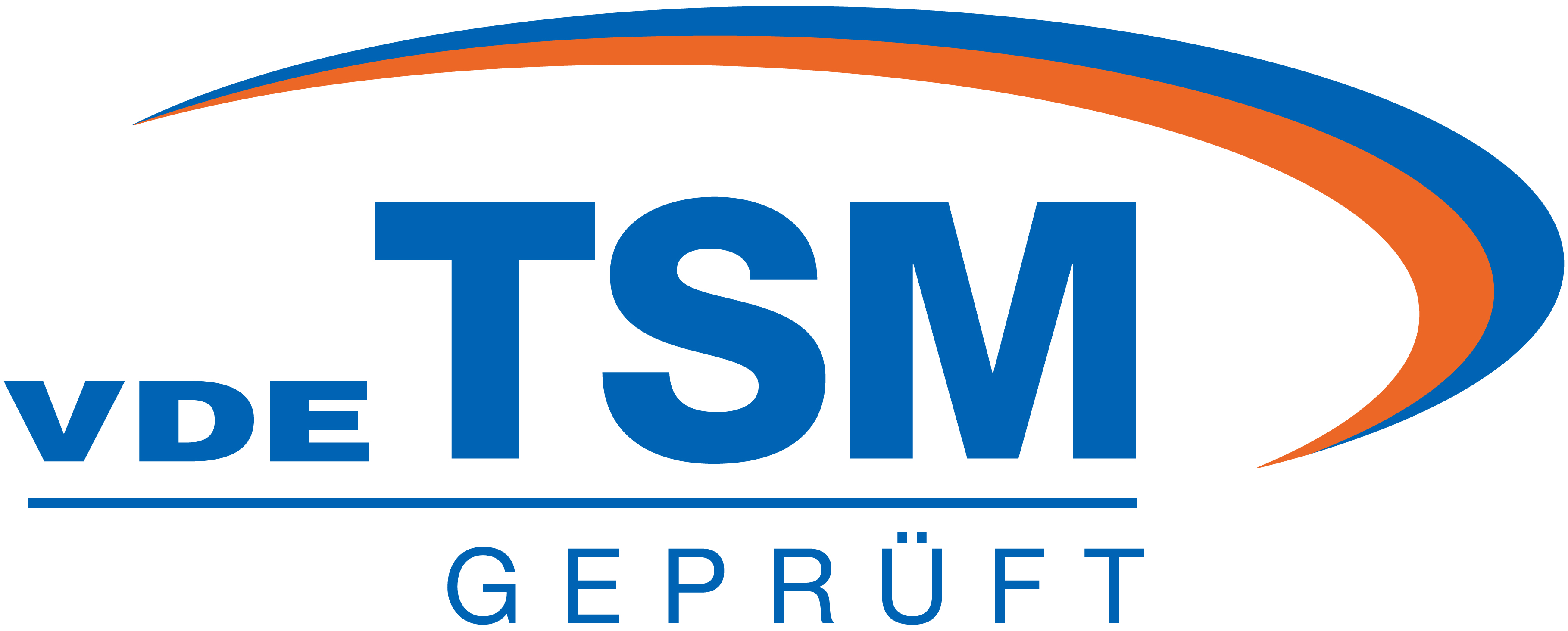 Das Bild zeigt ein Logo mit der Aufschrift "VDE TSM GEPRÜFT" in blauen Buchstaben, umrahmt von einem orangefarbenen Bogen.